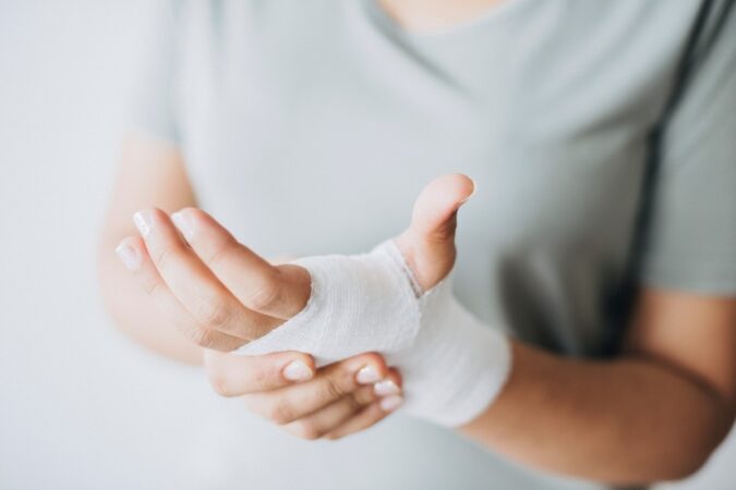 Tips for Tampa Residents to Handle Minor Burns and Cuts at Home and When to Visit Urgent Care